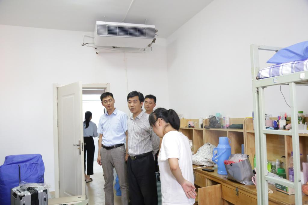 20日下午,地理与旅游学院党委书记苏占兵,院长张全景,党委副书记刘伟