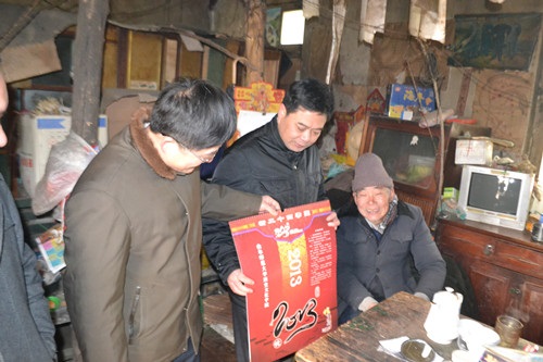 12.25 历史文化学院领导到“第一书记”驻村走访慰问01