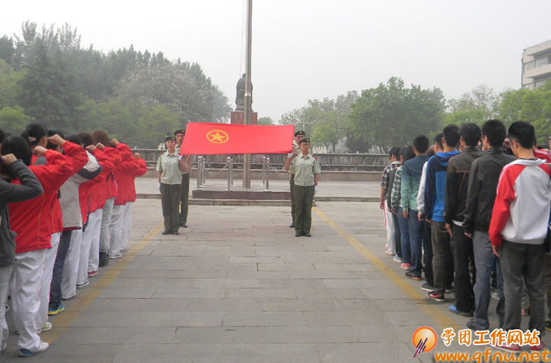 传承五四志 激扬中国梦 我校大学生国旗下重温入团誓词2
