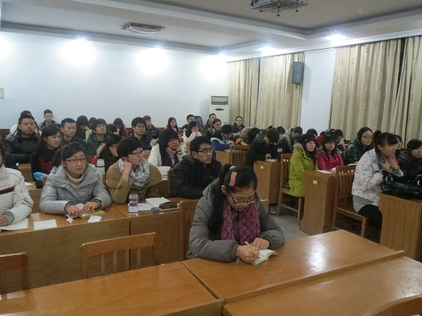 12.14 教育科学学院本科生学生党支部认真学习党的十八大会议精神02