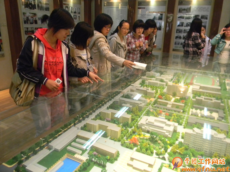 10.282012级新生参观校史馆活动举行