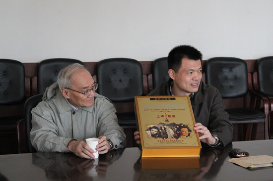 3.21 薪火相传,文学院退休教师捐赠图书仪式成功举行01