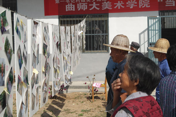 我校美术学院赴泗水举办“微笑夕阳红 关爱老人”摄影展(2)