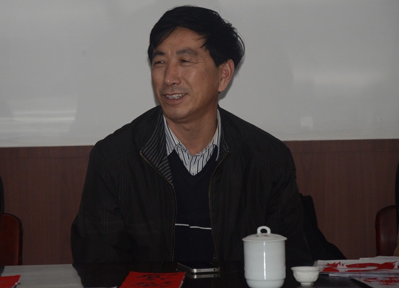 12.31 党委书记荆兆勋深入联系班级 与文学院师生共迎新年01