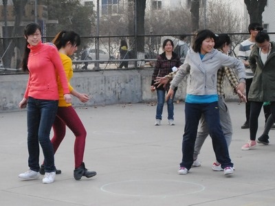 3.20 生命科学学院举办2013年“丽人节”师生趣味运动会03