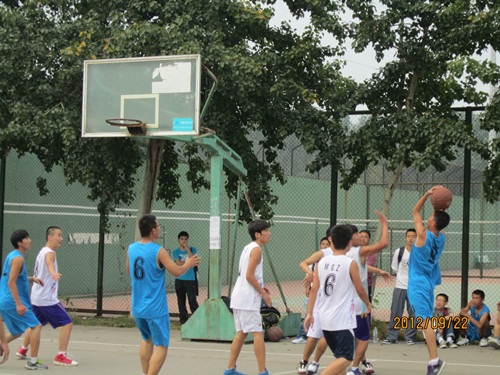 9.26 历史文化学院2012年“迎新杯”篮球赛火热开赛02
