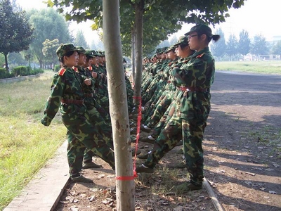 9.17 “烈日下的考验,意志力的磨练”——生命科学学院2012级新生军训实录01