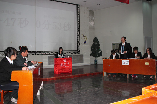 4.16 文学院在2013“话时代”精英辩论赛(复赛)中顺利晋级01
