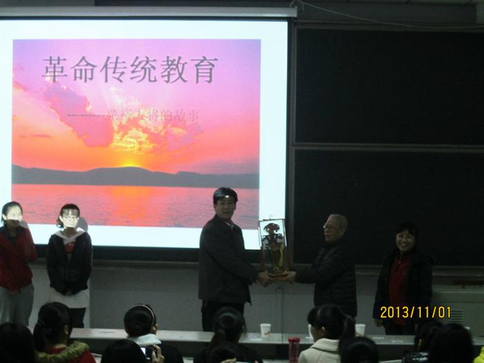 11.4粟裕秘书鞠开先生莅临教师教育学院开展革命传统教育3