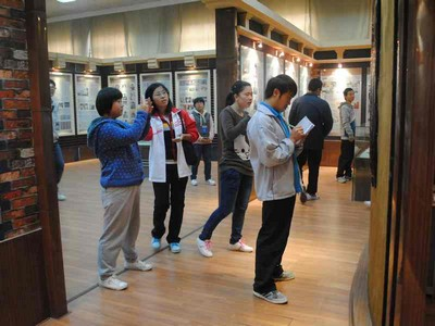 10.31 感悟校史,传承儒韵——生命科学学院2012级新生参观校史馆活动01