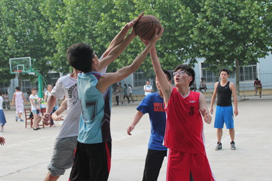5.20 挥洒汗水,青春无畏——文学院2013年毕业杯篮球赛花絮(二)01