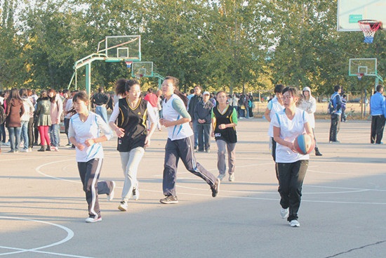 10.31 文学院女篮出征2012迎新杯篮球赛精彩花絮02