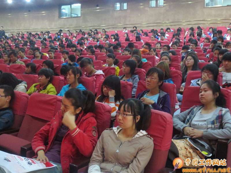 10.10“向未来致敬-我的大学我做主”职业生涯规划报告会举行2