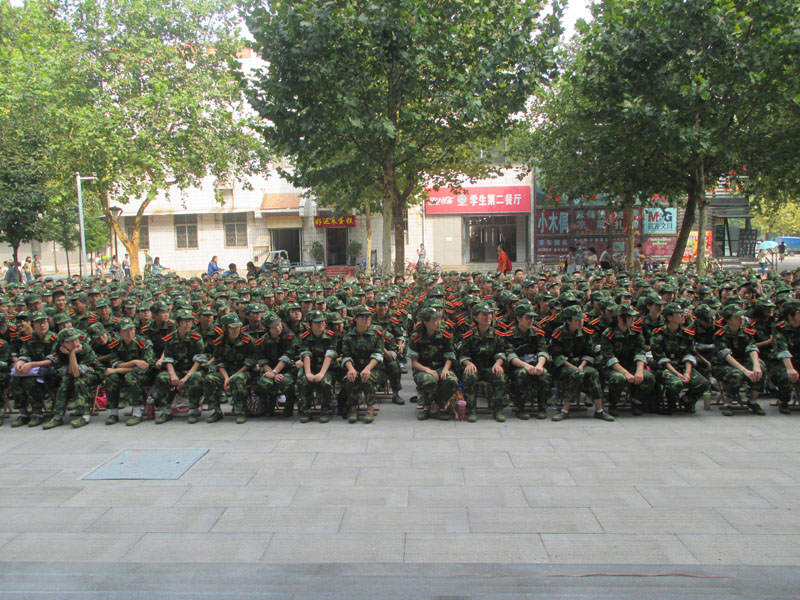 2013级新生入学教育系列报告会二新生文明行为养成教育专场报告顺利举行(3)