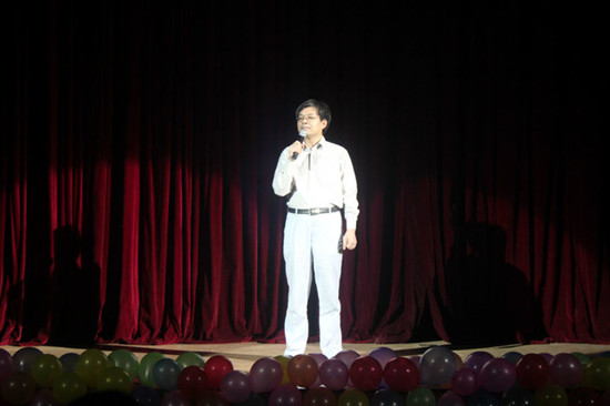 2013年7月4日“再见 你好”文学院2009级毕业生晚会圆满结束1