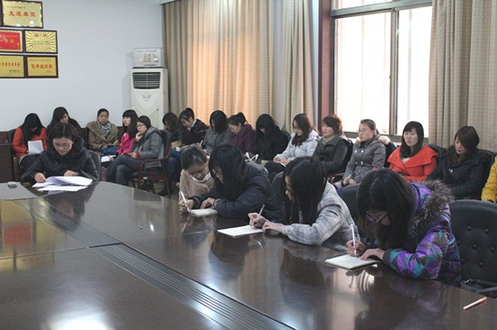 11.18 文学院全体师生认真学习贯彻十八大精神04