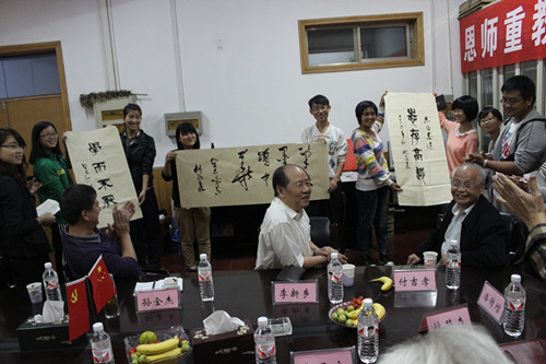 林教授的作品赢得了现场热烈的掌声
