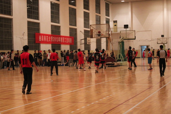 10.262013年教职工篮球赛中我院对战数学系3