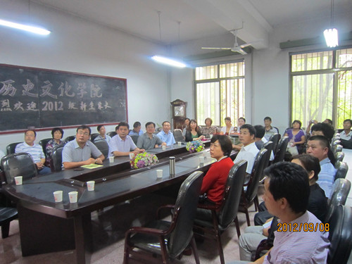 9.12 历史文化学院举办2012级新生家长座谈会02