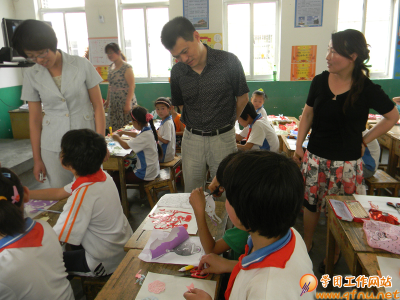 我校大学生艺术团成员赴曲阜市王庄镇岳村小学开展“农村校园行”活动。校团委书记张隆海会见了岳村小学主要领导,并在相关领导的陪同下参观了该校社团成果展示。