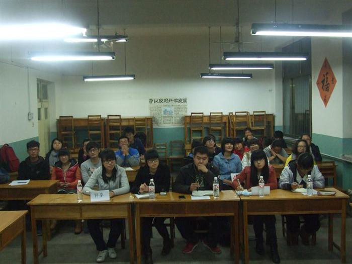化学与化工学院“迎‘十八届三中全会’,展化院学子雄辩风采”辩论赛正式开赛 (2)