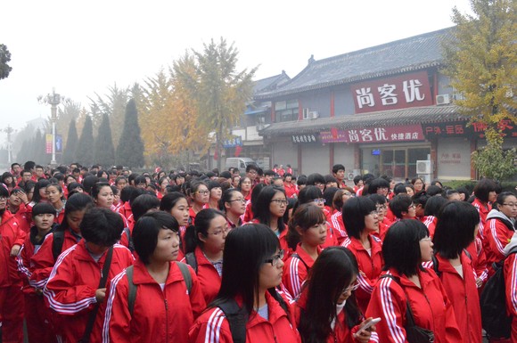 11.3我院组织2013级全体新生参观孔庙、孔府2