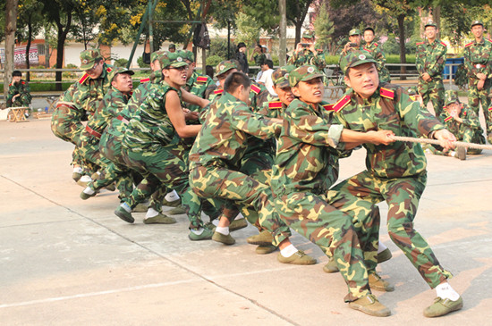 9.16 文学院军训进行时——自娱自乐01
