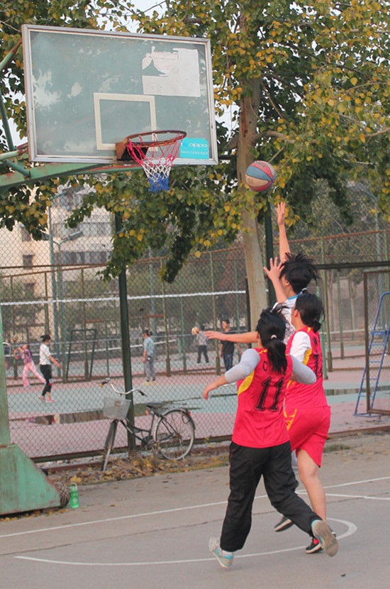 10.30 2012年迎新杯篮球赛文学院女篮迎来首场胜利03