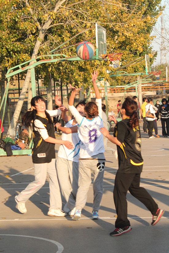 10.31 文学院女篮出征2012迎新杯篮球赛精彩花絮03
