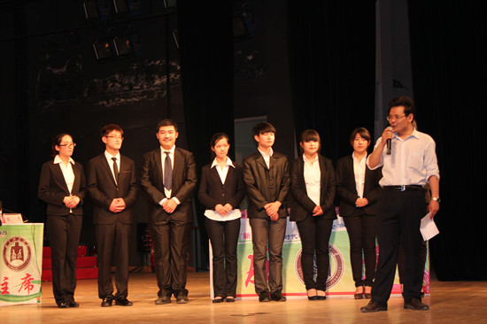 5.24 文学院在曲阜师范大学2013年“新东方杯”话时代大学生精英辩论赛中荣摘桂冠02
