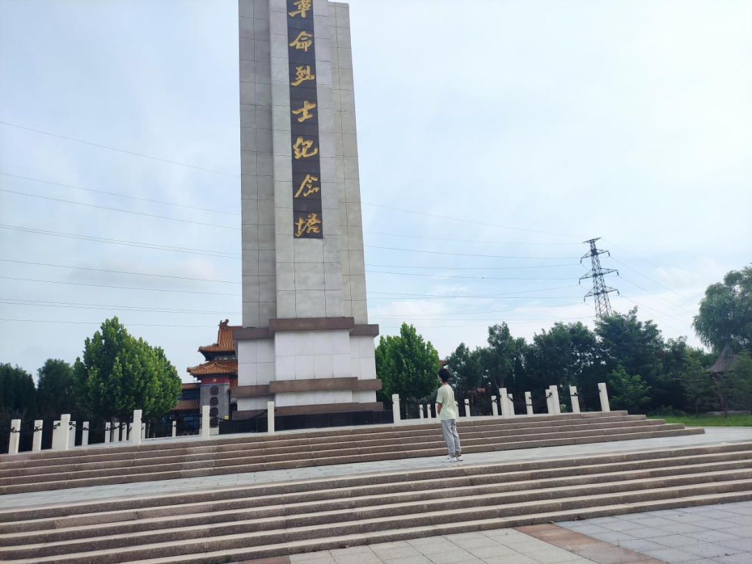 曲阜师范大学地理与旅游学院红船筑梦实践队前往东营市黄河口烈士陵园