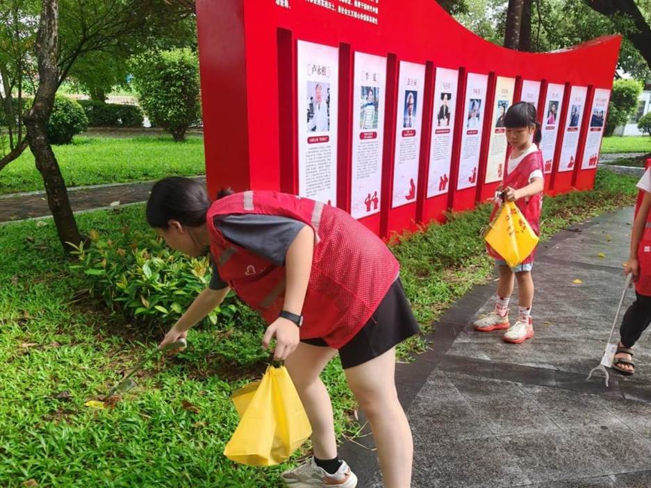 小孩站在草地上 AI 生成的内容可能不正确。 小孩站在草地上 AI 生成的内容可能不正确。